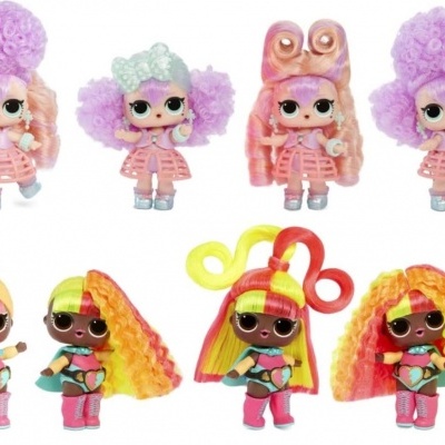 Oito bonecas de brinquedo com cabelos e roupas coloridas em fundo branco