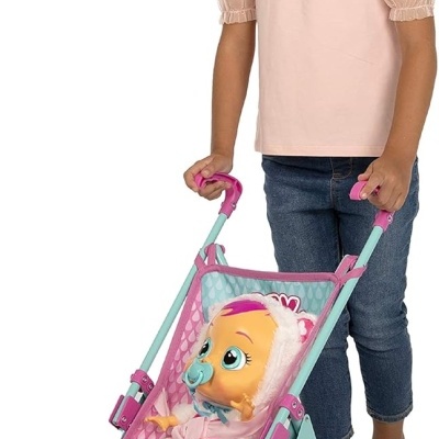 Menina com carrinho de boneca azul e rosa com boneca dentro