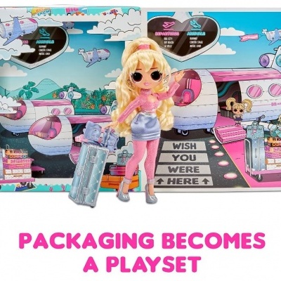 Boneca loira com mala cinzenta em embalagem que é um playset de avião colorido