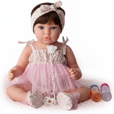 Boneca vestida com roupa floral rosa, sentada com chupeta e dois frascos ao lado