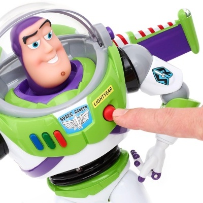 Figura de ação Buzz Lightyear com botão vermelho pressionado.