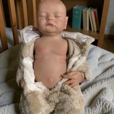 Boneca bebé realista de vinil vestida com camisola bege de pêlo sintético a dormir