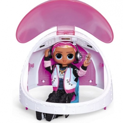 Boneca LOL Surprise DJ com estúdio branco e rosa, roupa colorida e auriculares