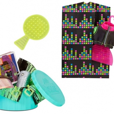 Acessórios de moda para boneca coloridos com texto 'DANCE OUTFIT' em cartão