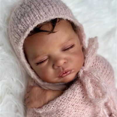 Boneca bebé realista com roupa rosa de malha