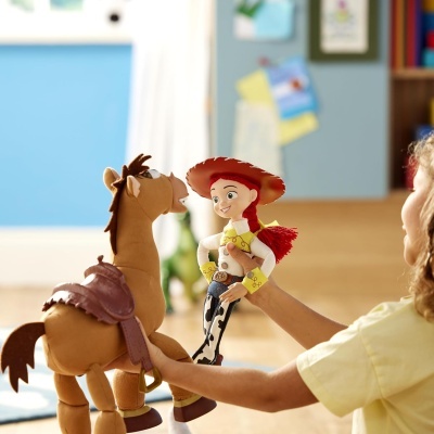 Mattel Toy Story Figura articulada Jessie com voz, 36 cm, fala +15 frases em Inglês - receba em 7 dias