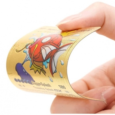 Cartão colecionável dourado com peixe vermelho ilustrado e texto Gyarados Splash