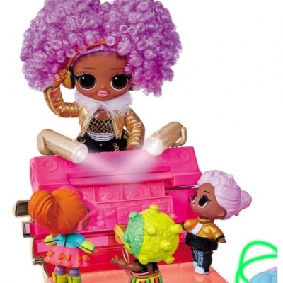 Bonecas LOL Surprise com uma boneca maior e três bonecos pequenos perante teclado rosa