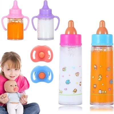 Biberões, chuchas coloridas e menina com boneca