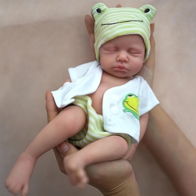 Bebé Reborn menino 32cm 100% em Silicone platina com acessórios, recém nascido, olhos fechados, receba em 3 dias uteis