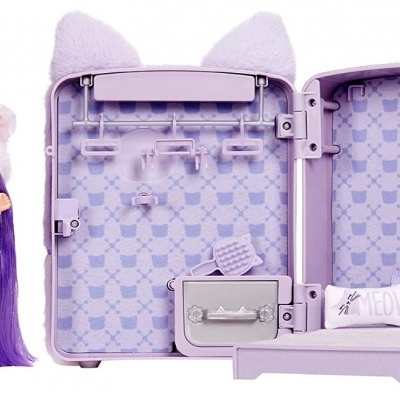 Boneca e mala em forma de gato lilás com interiores decorados