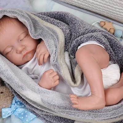 Bebé dormindo enrolado em manta felpuda cinzenta com brinquedos ao lado