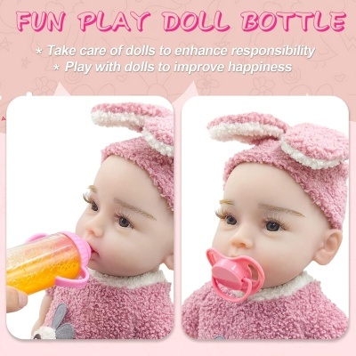 Boneca com roupa e touca rosa felpuda, biberão laranja e chupeta rosa em fundo branco.