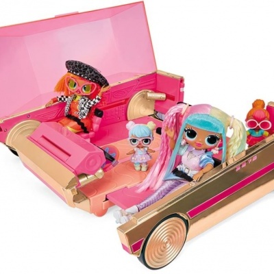 Carro de brinquedo rosa e dourado com quatro bonecas sentadas no interior.