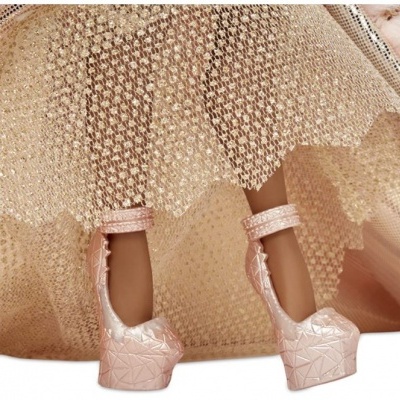 Sapatos de salto alto rosa com meias rosa e saia dourada texturizada