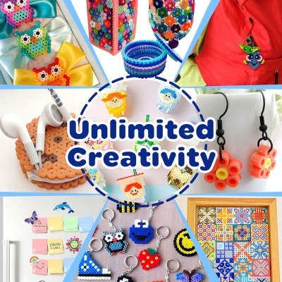 Múltiplos objetos artesanais feitos com contas plásticas coloridas, incluindo acessórios, itens de decoração e chaveiros, organizados em um collage com fundo branco