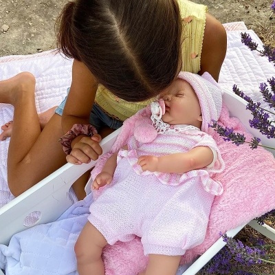 Boneca bebé Reborn 45cm Silicone Vinílico e com olhos fechados, artesanal, produto europeu