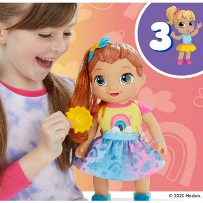 Boneca colorida com vestido de arco-íris junto a menina feliz