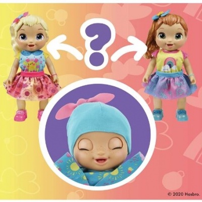 Três bonecos bebés com roupas coloridas e fundo em tons rosa e amarelo