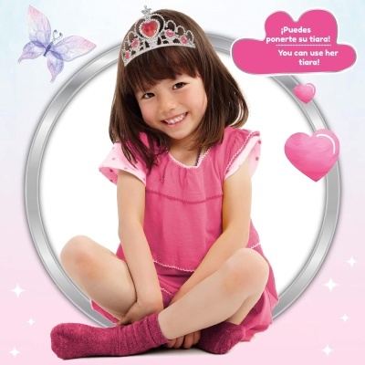 Criança com vestido rosa e tiara sentada em fundo rosa com decoração de borboleta e balões