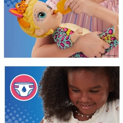 Duas crianças a brincar com uma boneca, uma a dar de beber com biberão e outra a mudar fralda.