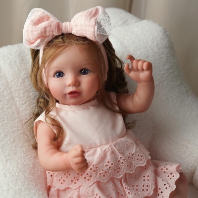 Boneca Bebé Reborn Lara, 50cm em Silicone Vinílico, detalhes realistas, com acessórios