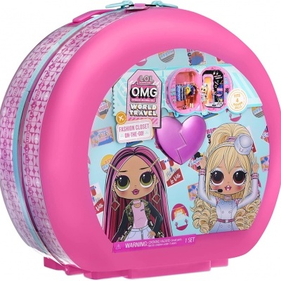 Mala rosa com bonecas LOL OMG e texto colorido