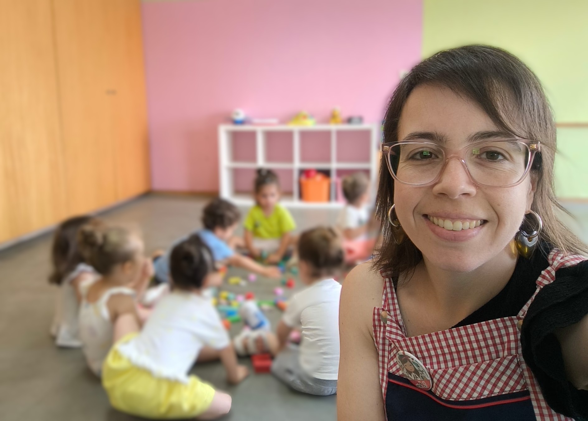 Marisa Brincar Com Amor  educadora na sala com as crianças creche pré-escolar