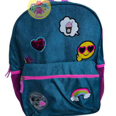 mochila azul escura com patches coloridos e detalhes rosa