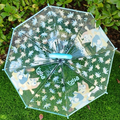 Guarda-chuva transparente com personagens de desenho animado azul e bege e contorno azul claro