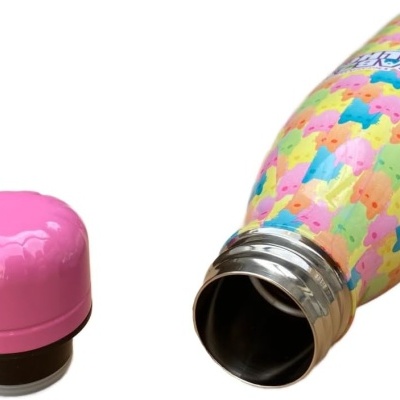 Garrafa térmica colorida com tampa rosa destacada e padrão de ovelhas pastel