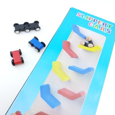 Jogo de carros escorregadios em madeira com embalagem azul e texto SLIPPERY CARS.