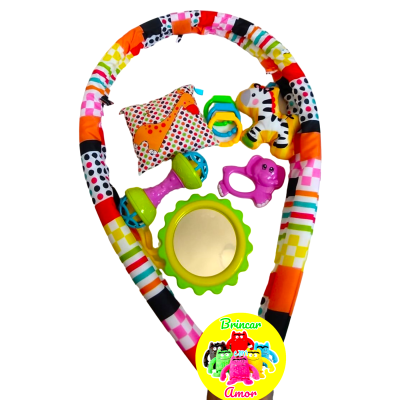 Conjunto de brinquedos coloridos para bebé com arco em tecido e vários brinquedos pequenos