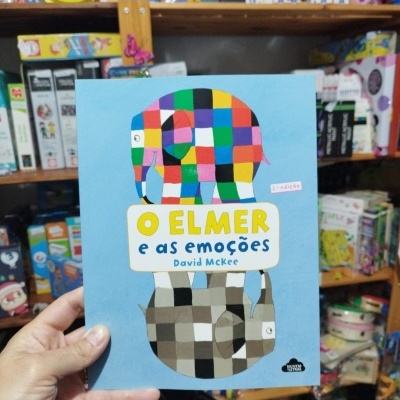 Livro infantil O ELMER e as emoções com ilustração de elefantes coloridos e fundo azul