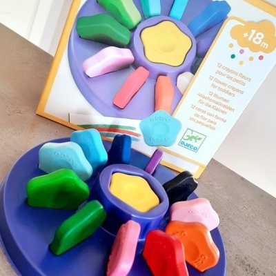 12 LÁPIS DE CERA EM FORMATO DE FLOR DJECO