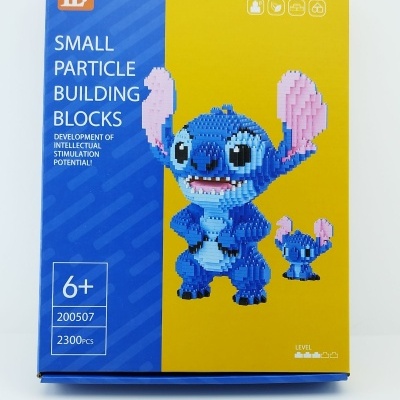 Caixa de blocos de construção pequenos com personagem azul e orelhas rosas