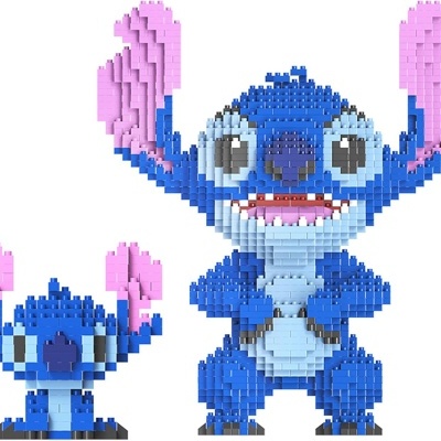 Figuras de brinquedo de blocos de construção azuis com orelhas rosas.