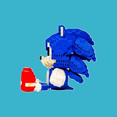 Figura de Sonic feita com blocos de montar em fundo azul