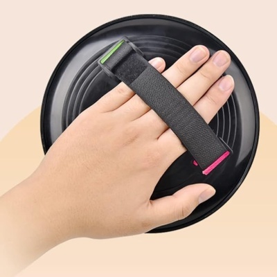 Disco de exercício preto com alça em tecido preto e detalhes em verde e rosa