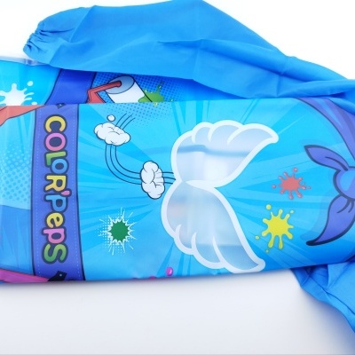T-shirt infantil azul clara com estampado colorido e texto COLOURPOPS.