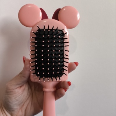 ESCOVA DE CABELO MINNIE ROSA LAÇO VERMELHO