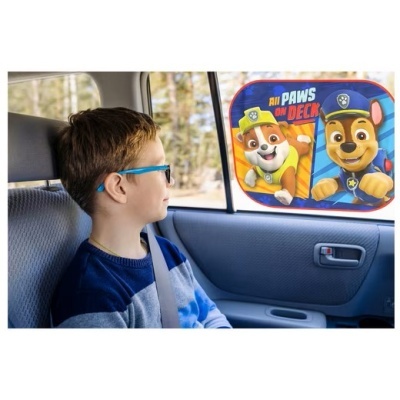 Protetor de janela para carro com personagens e texto, menino sentado no banco do carro