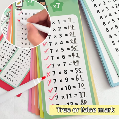 Cartões coloridos com tabelas de multiplicação para o número 7, com marcas vermelhas e canetas