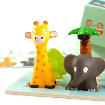 Peças de animais em plástico colorido num tabuleiro de jogo