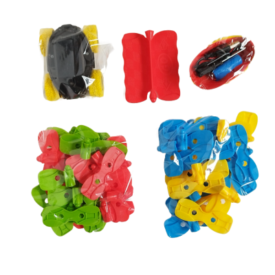 Brinquedos de encaixar coloridos em plástico, em vários conjuntos e embalagens sobre fundo branco