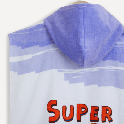 Pano com capuz branco e lilás com padrão abstracto e bordado 'SUPER' em vermelho.