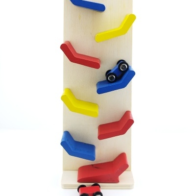 Brinquedo de madeira com rampas coloridas e carrinhos