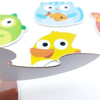 Peças de puzzle em cartão com ilustrações de animais coloridos