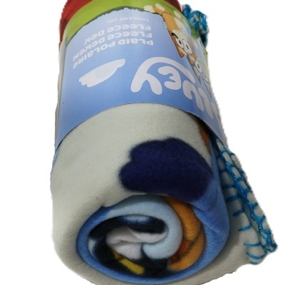 manta de pelúcia para bebé enrolada com etiqueta azul