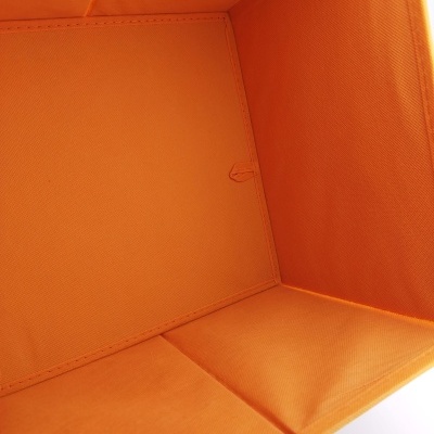 Interior de caixa cúbica laranja em tecido sintético